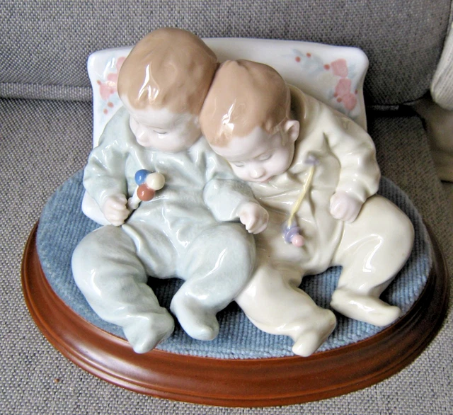LLADRO FIGURINE 5772 Little Dreamers - baby Twins Asleep + Plinth