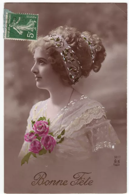 CPA - Charme, beauté, femme. Portrait aux quatre roses.