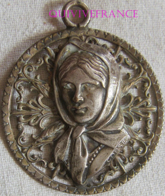 BG3012 - BADGE MEDAILLON FEMME CORSE