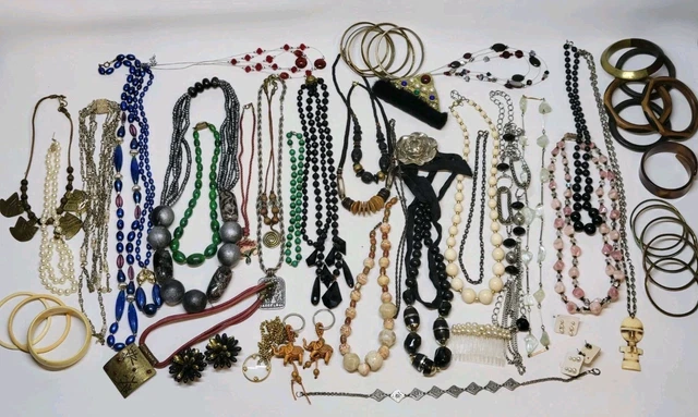 Gros Lot De Bijoux Vintage Et Récents - Perles Et Laiton - À Porter, Détourner Ou Restaurer