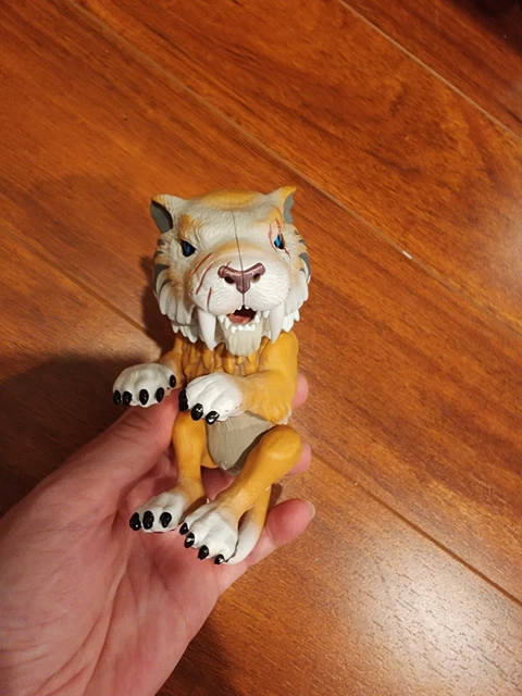 WOWWEE UNTAMED SABRE Tooth Tiger by Fingerlings Bonesaw Interactive