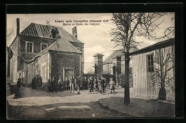 CPA Lagny, Après l´occupation allemande 1918, Mairie et Ecole des Garcons