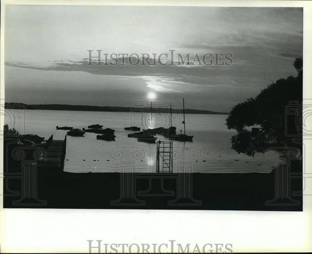1982 Press Photo The sun rises over Lake Geneva and moored boats - mja39014