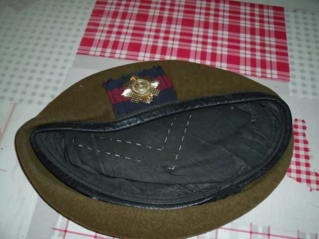 Ancien béret militaire avec insigne