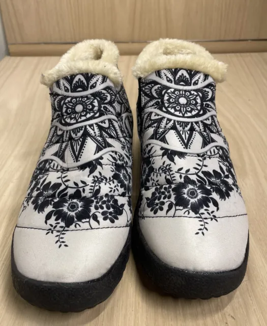 Yes We Vibe Slippers Size Women’s 9 Faux Fur