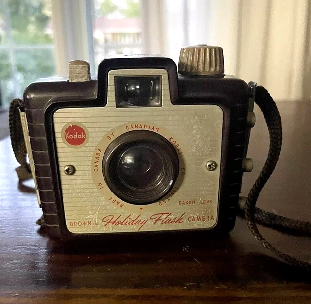 VINTAGE 1950'S KODAK Brownie Holiday Flash Camera For