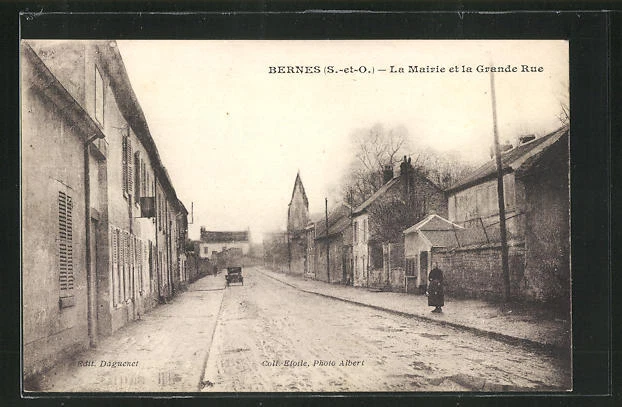 CPA Bernes, La Mairie et la Grande Rue