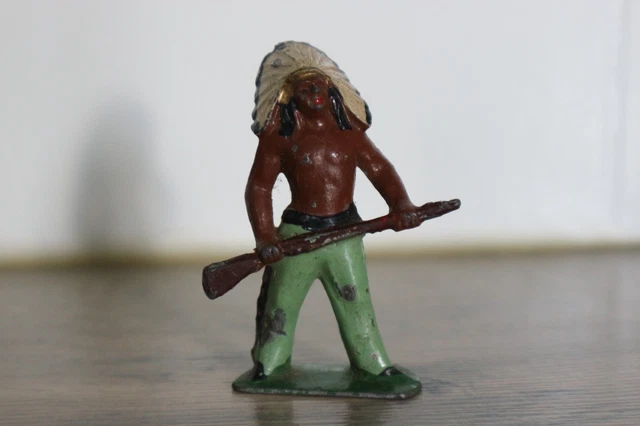 Quiralu Ancien Jouet Figurine Indien allongé tirant avec son