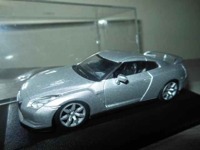 NISSAN SERENA 2014 BLANC, voiture miniature 1/43e KYOSHO