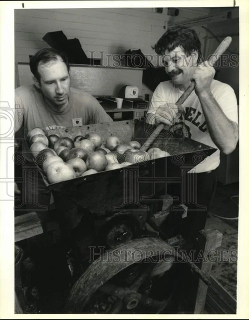 1990 Press Photo Jim Butkus, John Quinlan Demonstrate Apple Press at Festival