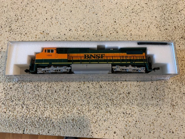Kato 176-3802 BNSF C44-9W  Road Number 1005