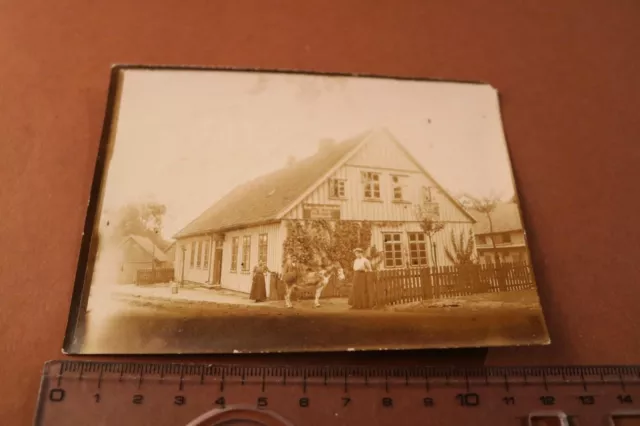 tolles altes Foto -  Personen vor Gebäude Schuhmachermeister Burmeister -1910-20