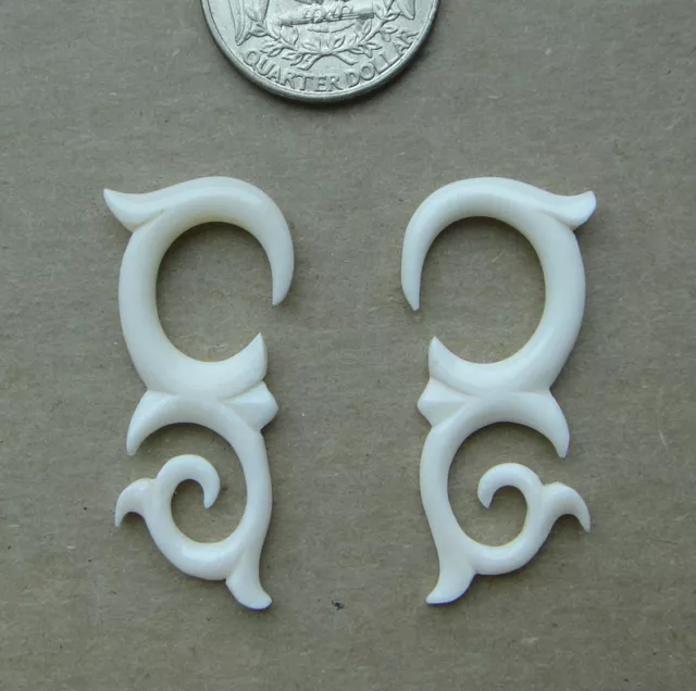 Pair CARVED BUFFALO BONE TRIBAL TALON SPIRALS HOOK TAPER EAR HANGIND PLUG GAUGES