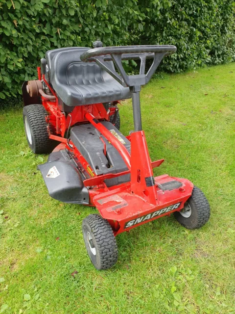 SNAPPER RIDE ON LAWN MOWER. 28 inch deck. Excellent condition