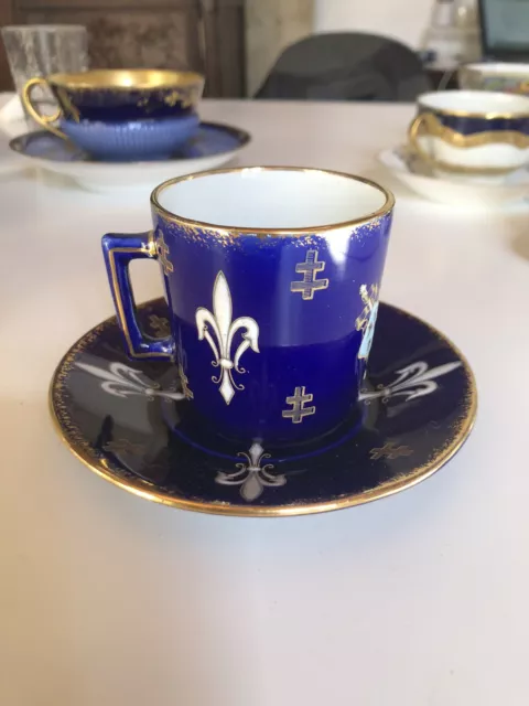 tasse et sous tasse Luneville émaillée Croix de Lorraine Fleur de lys