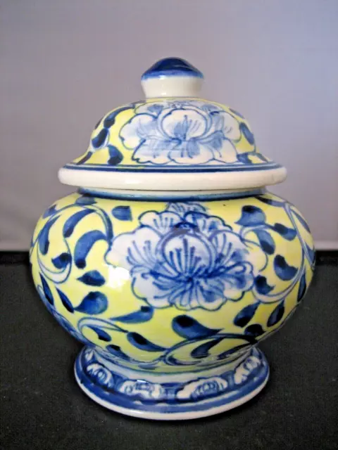 Oriental lidded porcelain ginger jar / tea jar