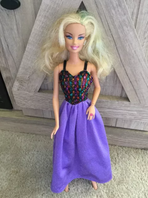1992 Mattel BARBIE SPARKLE EYES DRESSING ROOM #7584 Barbie Doll Purple Dress