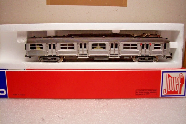 JOUEF HO 1/87- VOITURE INOX 1ère CLASSE A BOGGIES UIC AMENAGEE TRES