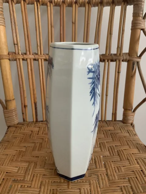 Blue and white vase Chinese Oriental Pretty bamboo design 18cm Tall. 3