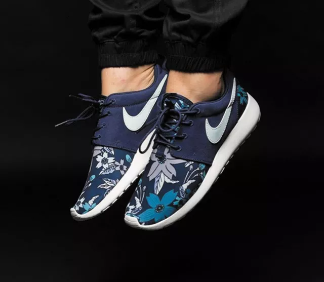 Scarpe Da Ginnastica Nike Roshe Run One Uk Taglia 8 Blu E Bianco Floreale Navy Rare Limitate Nuove