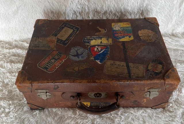 Belle valise ancienne avec autocollants cuir et métal