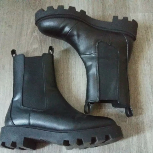 Anfibi chelsea boots neri ecopelle numero 37 di hm divided