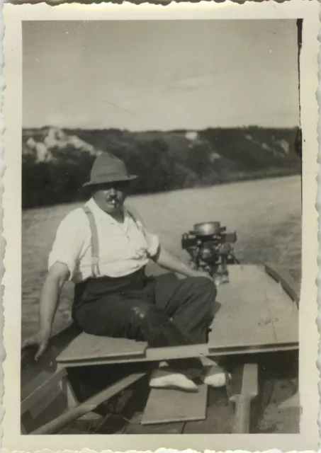 Photo Ancienne - Vintage Snapshot - Bateau Barque Moteur Pêcheur Chapeau - Boat