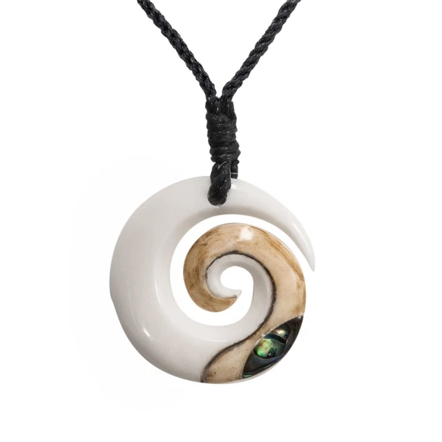 Collier Pendentif Maori En Néphrite Jade Sculptée Feuille De Fougère - Neuf Avec étiquettes, Vert, Longueur 84 Cm