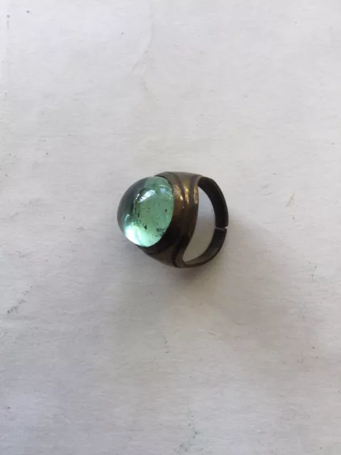 Ring m. grünem Stein aus Indien, Messing, Glas, verstellbar, Mittelalter Schmuck