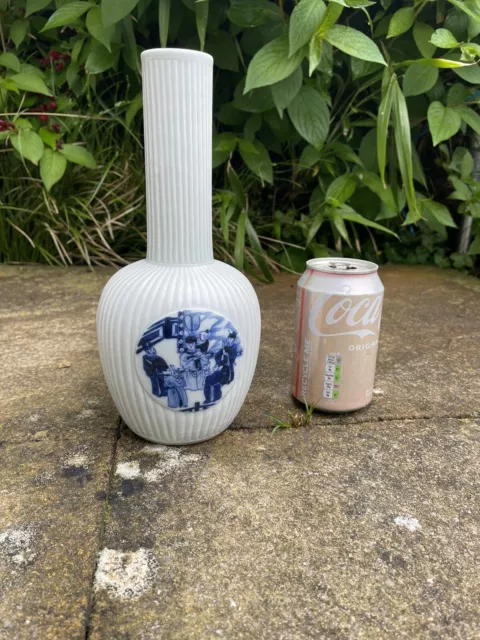 Chinese Blue & White Porcelain Vase   25cm tall - Excellent Condition