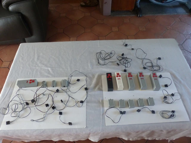 Lego  technic et autre  :lot de télécommande ,moteur et fils de connexion
