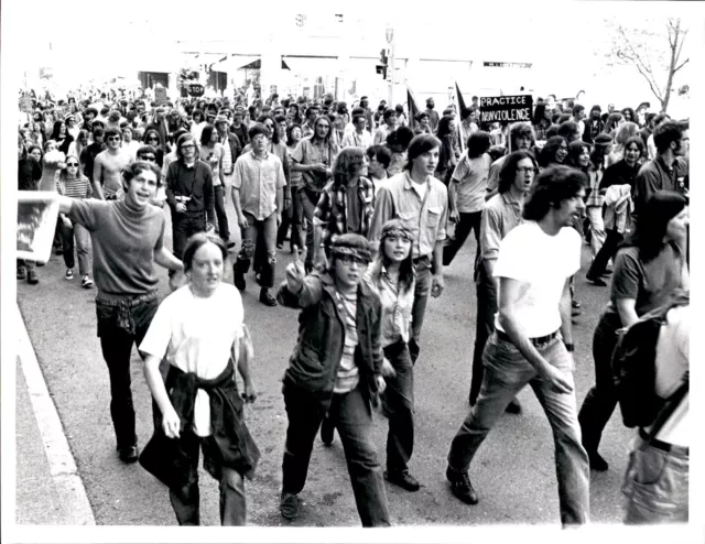 LG2 1970 Original DeRosa Photo ANTI-VIETNAM WAR PEACE MARCH 5TH & UNION PROTEST