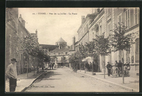 CPA Cosne, Vue dans la Rue du 14 Juillet, La Poste