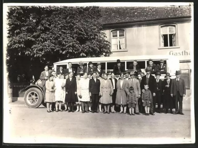 Fotografie Bus, Reisegruppe nebst Reisebus-Omnibus vor einem Gasthaus