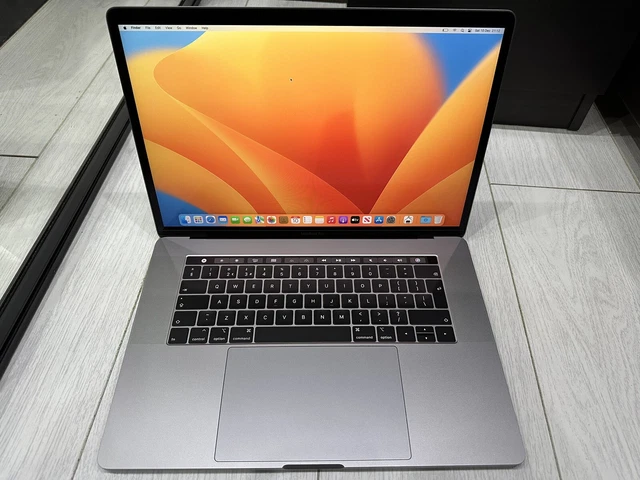 Apple MacBook Pro Retina 15,4"" 2019 256 GB SSD 16 GB RAM 2,6 GHz 6-Core i7 Pro 555X 2