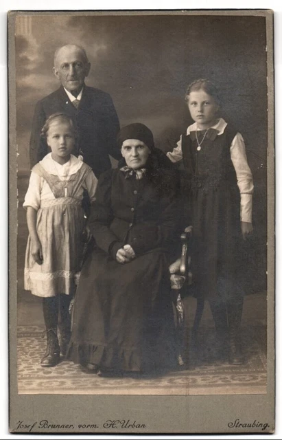 Fotografie Josef Brunner vorm. H. Urban, Straubing, Grosseltern mit Enkeltöchte
