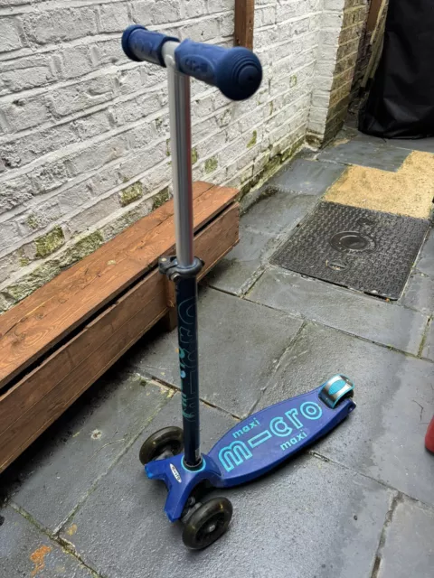 Maxi micro scooter Blue - with light up wheels