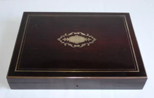 Coffret à jeux boite en marqueterie époque Napoléon III  avec jetons et jeux