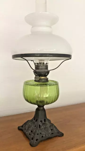 Wunderschöne französische Jugendstil-Tischlampe, antike Petroleumlampe Opalglas
