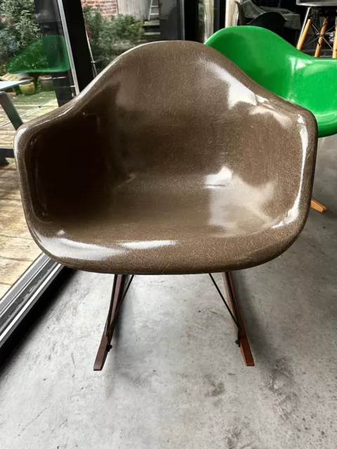 Fauteuil Eames RAR Chocolat par Herman Miller