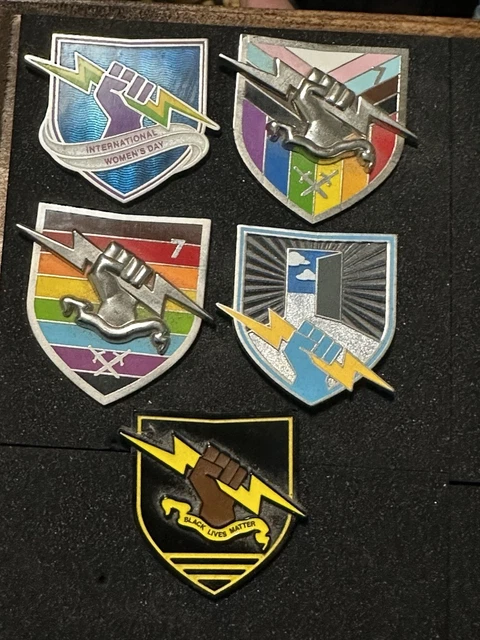 Destiny 2 WARDEN SEAL COLLECTIBLE MEDALLION PIN - In Hand - Physical Destiny 2 WARDEN SEAL COLLECTIBLE MEDALLION PIN - In Hand - Physical