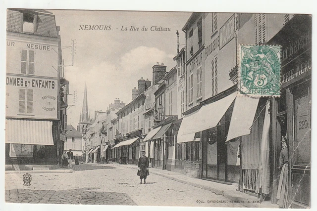 NEMOURS - Seine & Marne - CPA 77 - rue du Chateau Legerement decollée petit pli