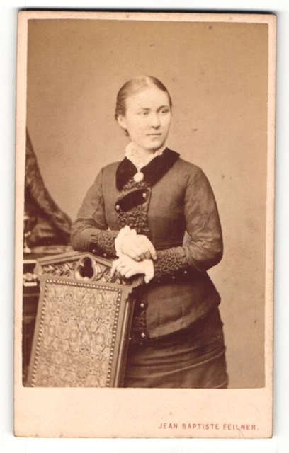 Fotografie Jean Baptiste Feilner, Bremen, Portrait junge Dame in eleganter Klei