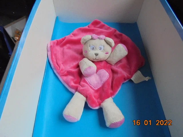 Doudou 7151 / Plat Ours "Kimbaloo" Rose - Brode Fleurs-Coeur - Noeud Papillon