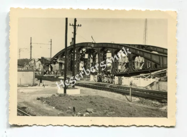 Foto Westfront Vormarsch auf Paris - zerstörte Eisenbahn Brücke Wehrmacht (295)