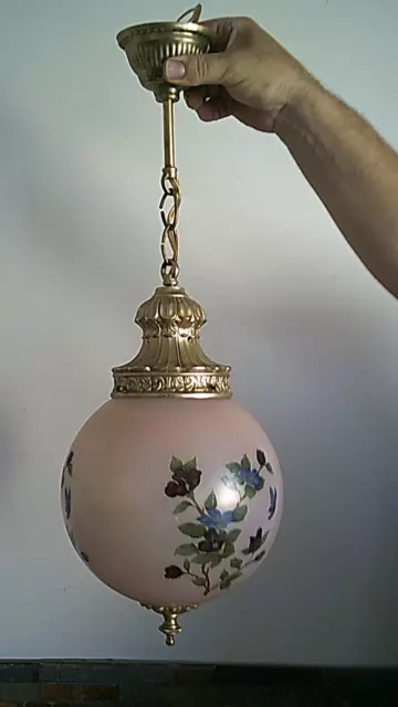 Suspension ancienne globe Boule en verre rose decor fleurs et laiton