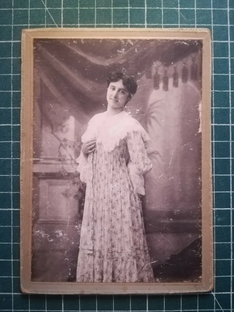 Photo Ancienne De Studio : Petite Fille Avec Robe à Nœud Blanc (tirage Original)