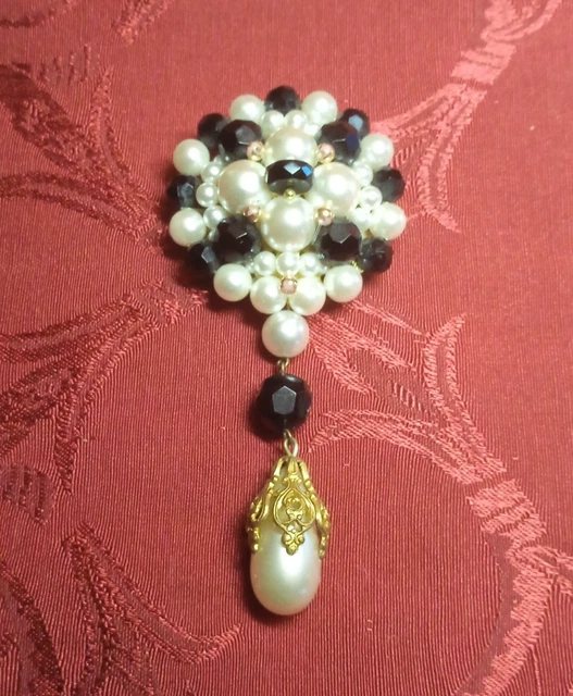 Broche Cocarde Ronde En Satin Bleu Clair Avec Dentelle Noire Et Perles Nacrées - Neuf Sans Emballage