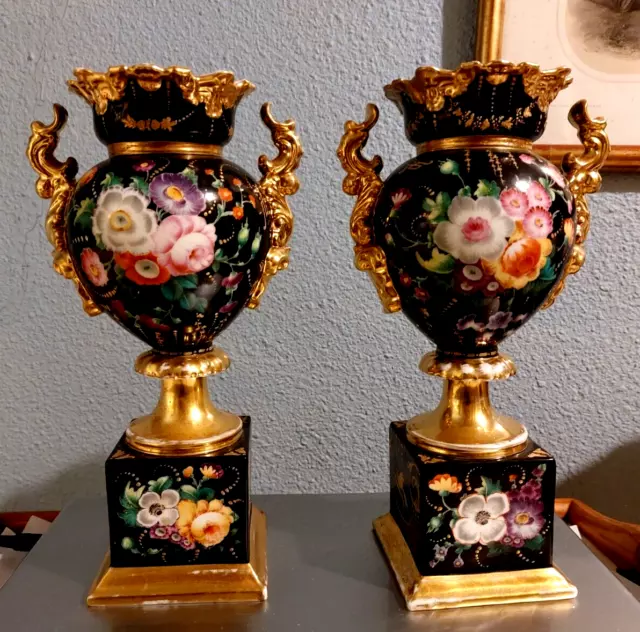 PAIRE DE VASE MEDICIS LOUIS PHILIPPE EN PORCELAINE VIEUX PARIS EPOQUE XIXème