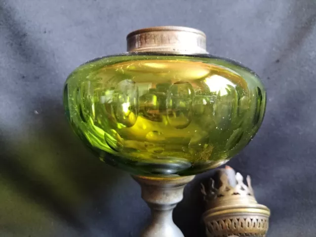 Lampe à pétrole en étain et réservoir/toupie en cristal vert taillé de Baccarat